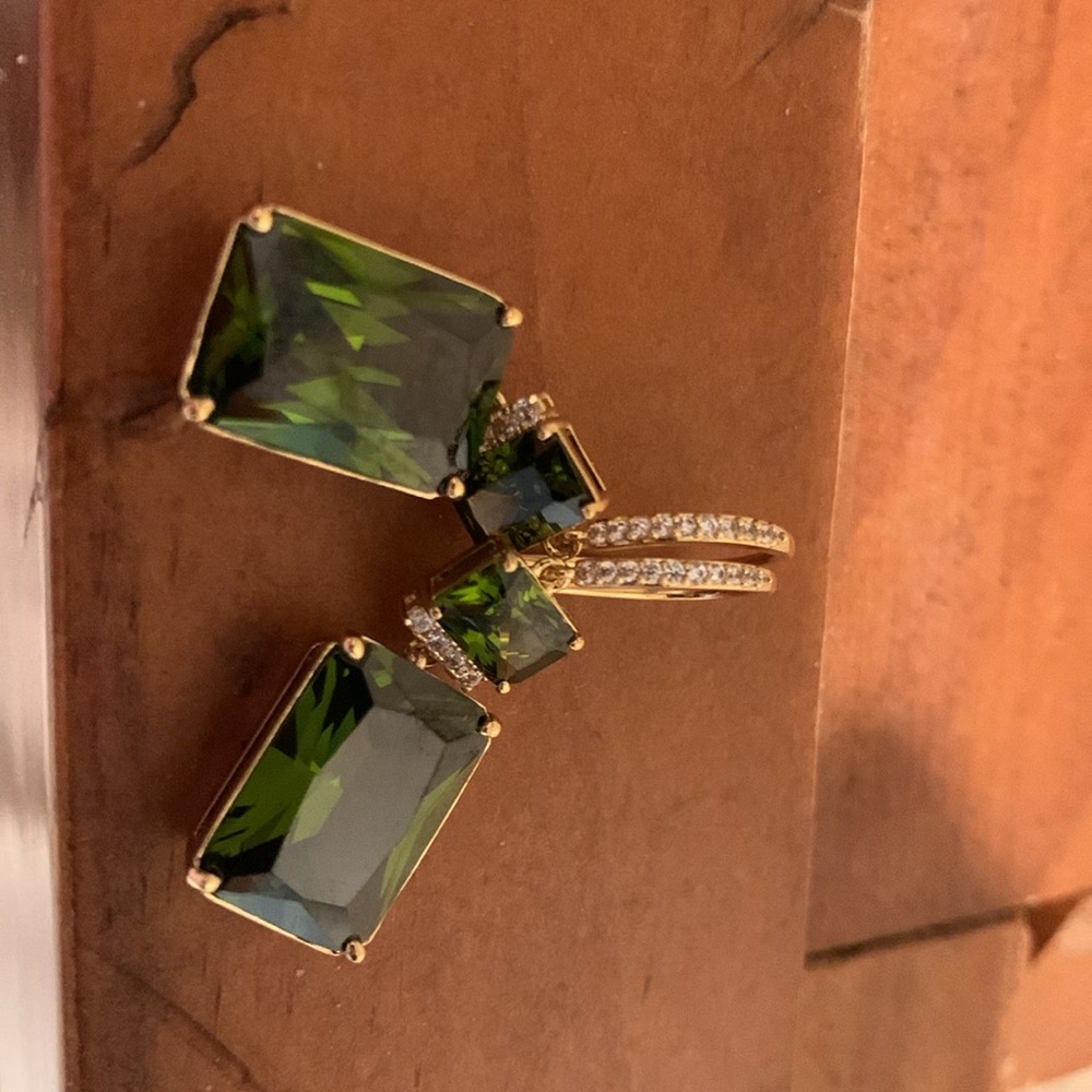 Brand new from 🇫🇷 rare green earrings with crystals. Must have!